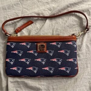Dooney & Bourke NEW ENGLAND PATRIOTS NFL Team Logo Blue/Red Clutch Bag/Wristlet